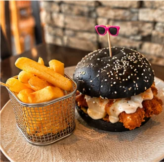 Burger au pain noir, poulet croustillant & frites