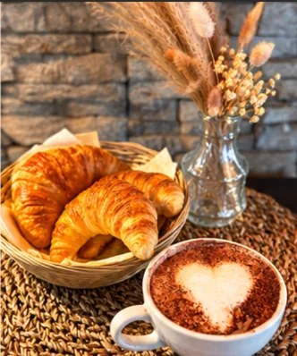 Croissants dorés et cappuccino au cœur de cacao